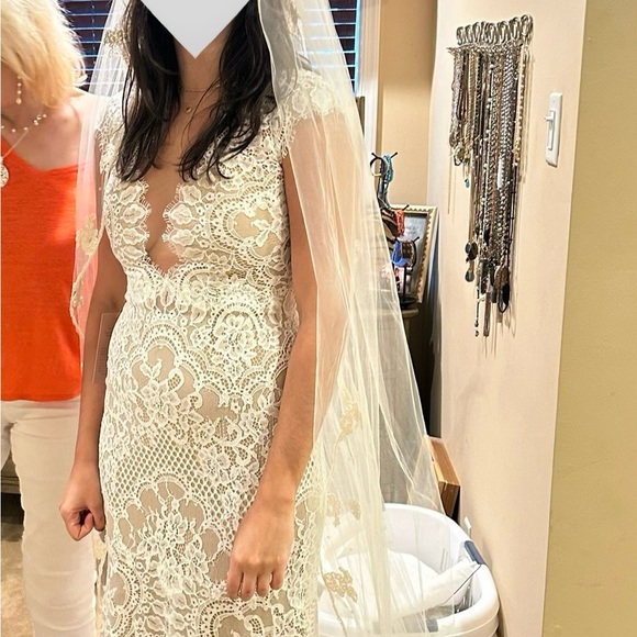 *NEW w/ TAGS ON!* The Wtoo by Watters Philomene Lace Cap-Sleeve Wedding Gown - Picture 2 of 12